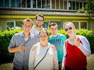 5 fröhliche junge Menschen bei Sonnenschein am BBW Bugenhagen