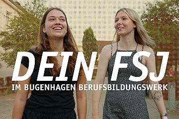 Zwei Frauen gehen lächelnd in einem Bildungsumfeld.
