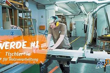 Junger Mann arbeitet an einer Holzverarbeitungsmaschine in einer Werkstatt.