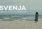 Eine Frau steht am Meer