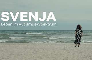 Eine Frau steht am Meer