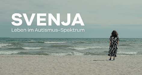 Eine Frau steht am Meer