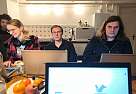 Auszubildende sitzen vor Laptops