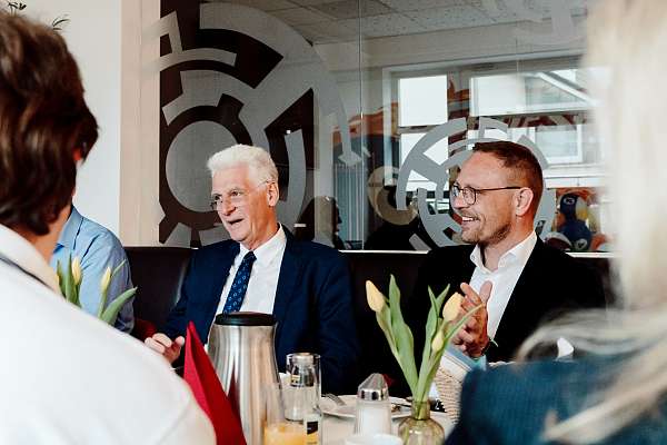 Dr. Schmachtenberg und Tobias Schmidt im Gespräch mit den Auszubildenden