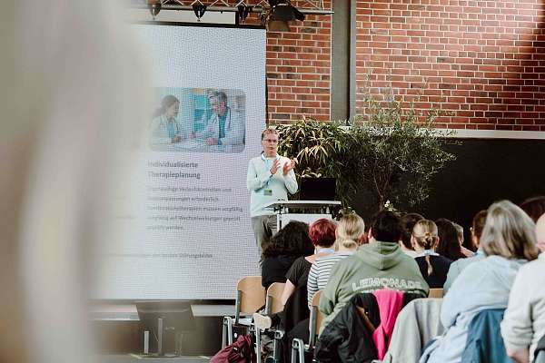 Dr. Winkler bei seinem Vortrag Dr. Winkler bei seinem Vortrag