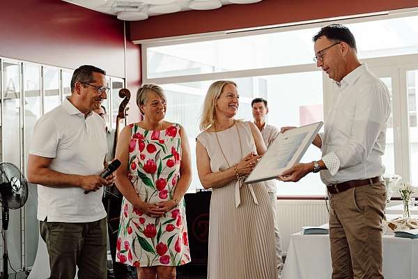 Große Freue über die Urkunde der IHK Lübeck