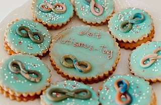 Kekse mit dem Schriftzug Weltautismustag