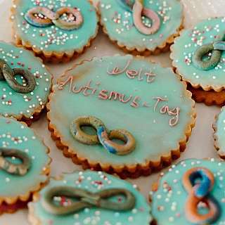 Kekse mit dem Schriftzug Weltautismustag