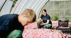Auszubildende bei der Arbeit im Blumenbeet